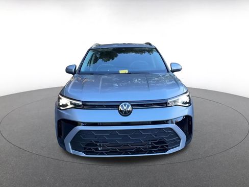 Used 2025 Volkswagen Taos SE image 4