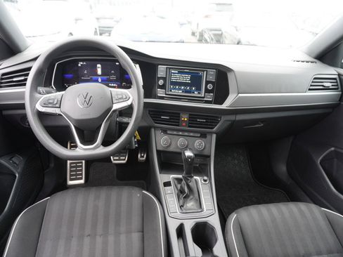 Used 2023 Volkswagen Jetta Sport image 2