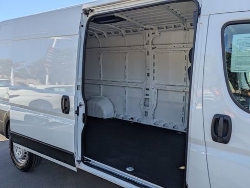 Used 2025 RAM ProMaster 2500 w/ Convenience Group image 8