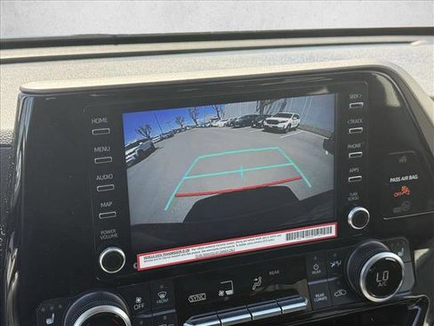Used 2022 Toyota Highlander XLE AWD/4WD image 12