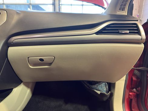 Used 2020 Ford Fusion SE FWD image 22