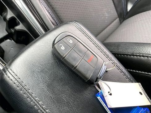 Used 2023 Jeep Compass Latitude image 27