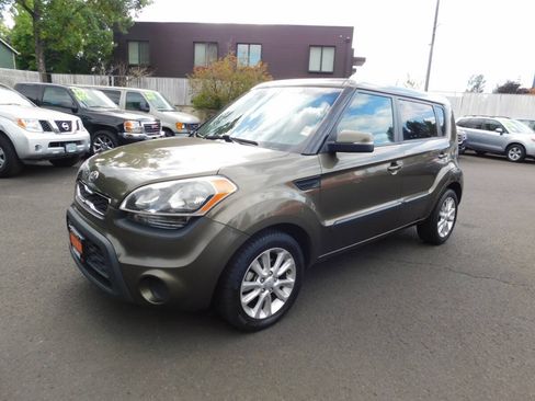 Used 2013 Kia Soul + FWD image 4