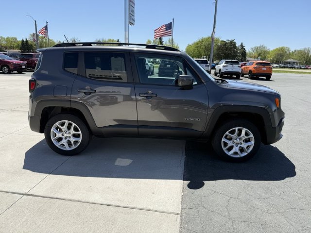 Used 2017 Jeep Renegade Latitude w/ Popular Equipment Group AWD/4WD image 10