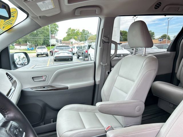 Used 2020 Toyota Sienna XLE FWD image 36