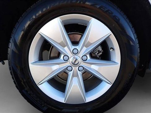 Used 2022 Volvo XC60 B5 Momentum image 7