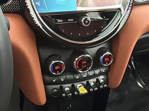 Used 2024 MINI Cooper SE w/ Signature Upholstery Package image 30