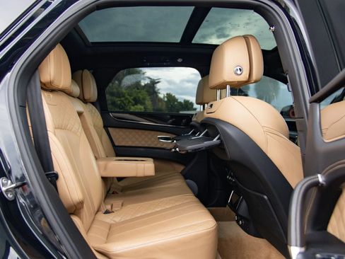 Used 2017 Bentley Bentayga AWD/4WD image 30