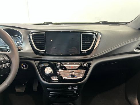 Used 2024 Chrysler Pacifica Limited w/ Uconnect Theater Family Group image 13