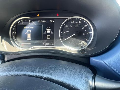 Used 2025 Nissan Versa SV FWD image 11