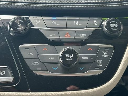 Used 2021 Chrysler Pacifica Touring-L image 25