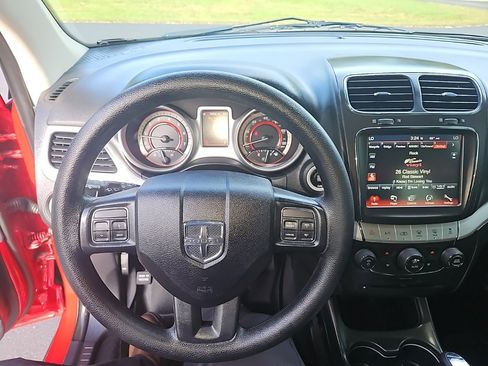 Used 2019 Dodge Journey SE image 16