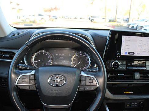 Used 2023 Toyota Highlander XLE image 33