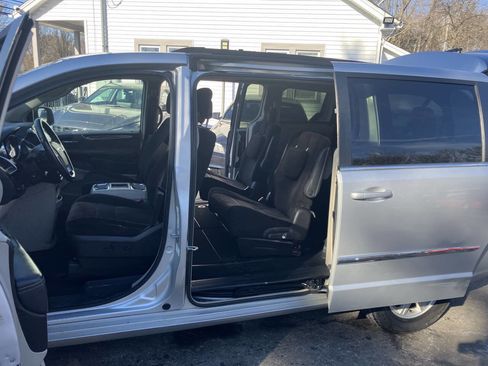 Used 2011 Chrysler Town & Country Touring image 18