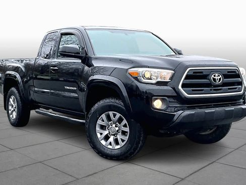 Used 2017 Toyota Tacoma SR5 w/ SR5 Appearance Package (SM) image 3