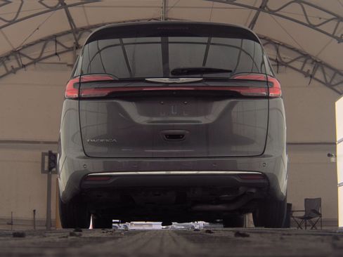 Used 2023 Chrysler Pacifica Touring-L FWD image 10