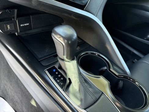 Used 2020 Toyota Camry SE image 16