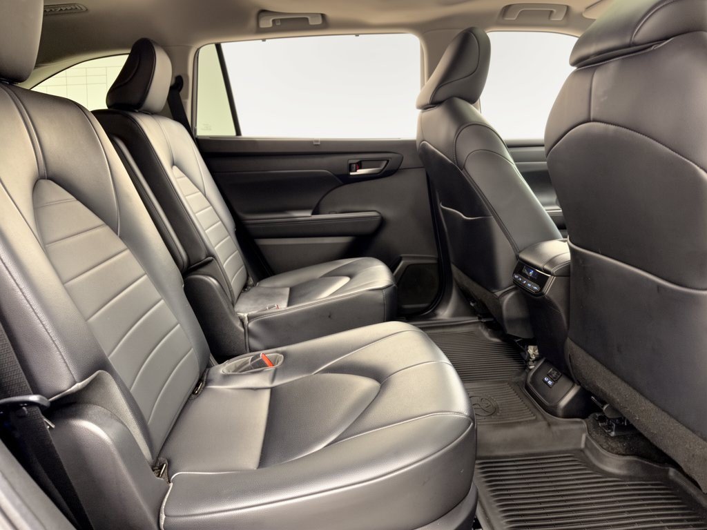 Used 2023 Toyota Highlander XLE AWD/4WD image 29