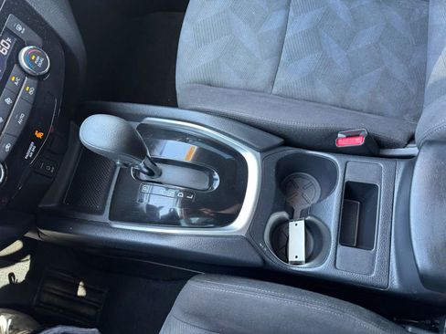 Used 2016 Nissan Rogue SV image 25