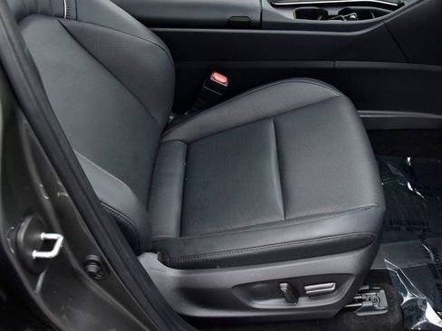 Used 2023 Toyota Crown Limited image 13