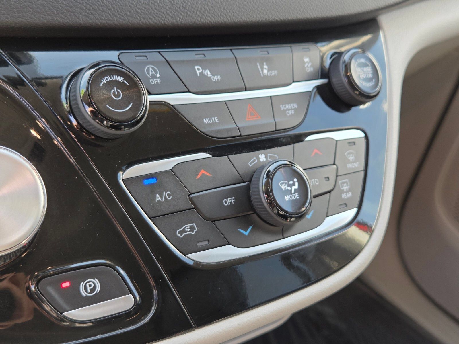 Used 2024 Chrysler Pacifica Touring-L FWD image 23