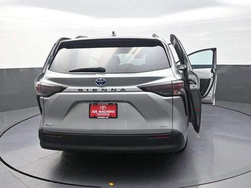 Certified 2025 Toyota Sienna XLE FWD image 42