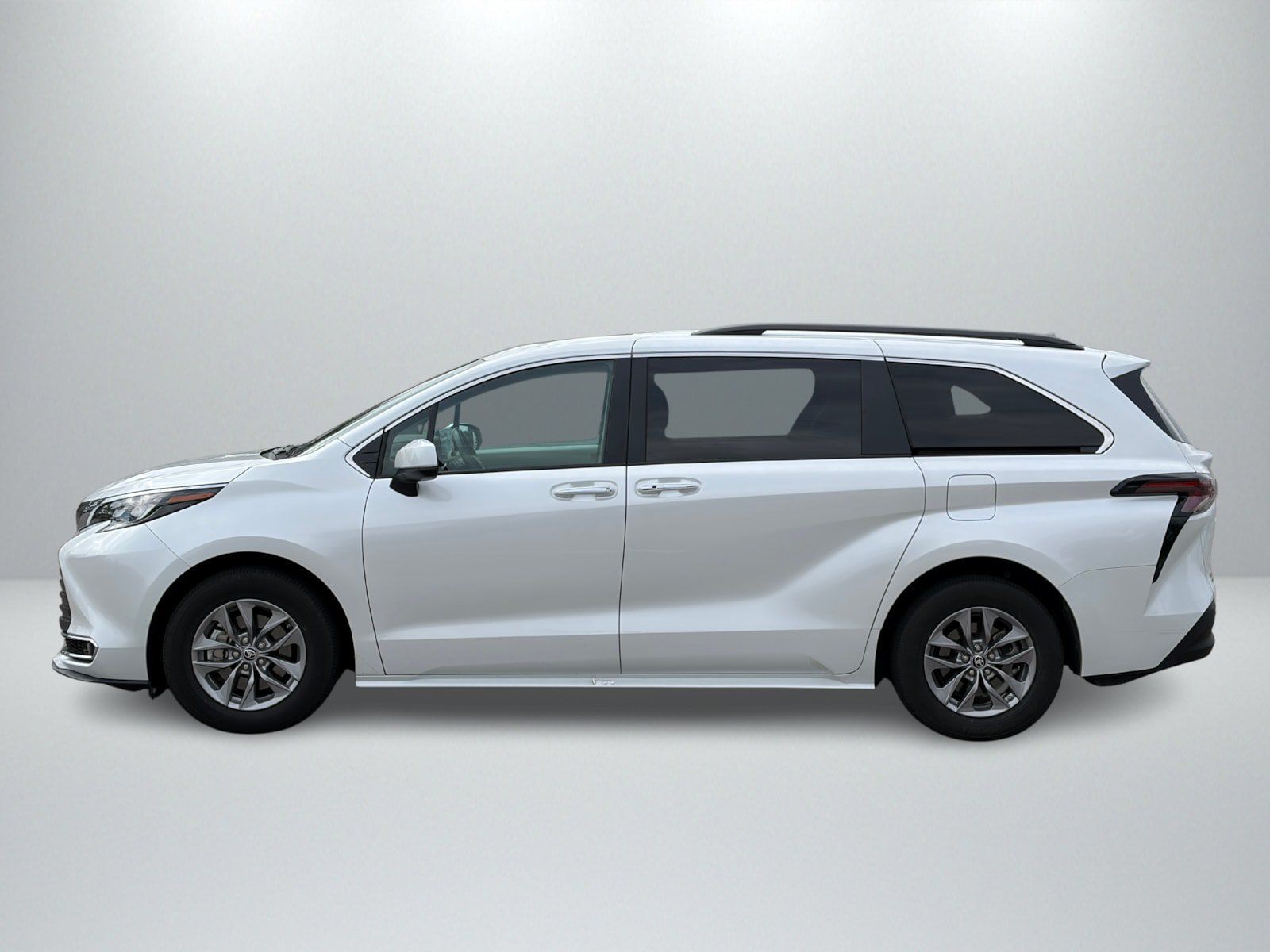 Used 2024 Toyota Sienna XLE AWD/4WD image 2