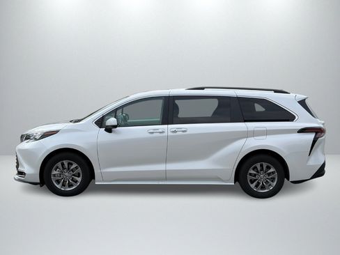 Used 2024 Toyota Sienna XLE AWD/4WD image 2