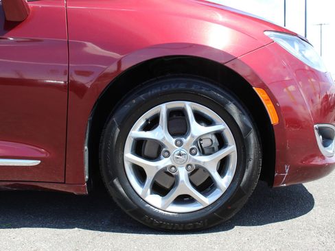 Used 2018 Chrysler Pacifica Limited FWD image 9