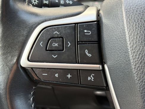 Used 2023 Toyota Highlander XLE FWD image 17