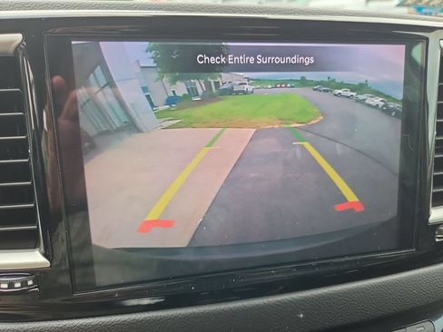 Used 2024 Chrysler Pacifica Touring-L FWD image 19