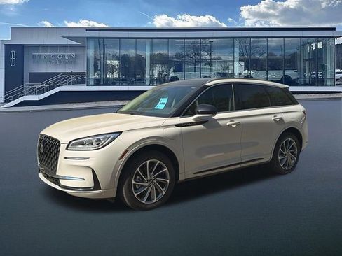 Used 2024 Lincoln Corsair Grand Touring image 3