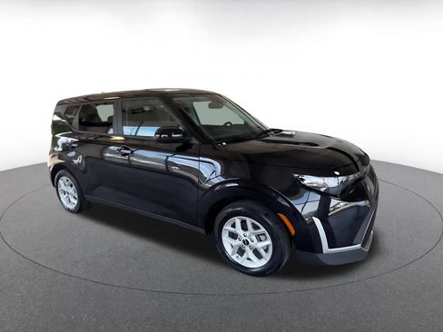 Used 2025 Kia Soul LX w/ LX Technology Package FWD image 2