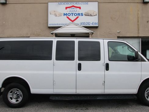 Used 2017 Chevrolet Express 3500 LT w/ LT Preferred Equipment Group RWD image 4