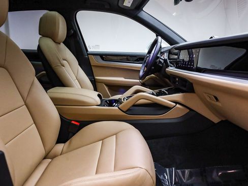 Used 2025 Porsche Cayenne S image 21