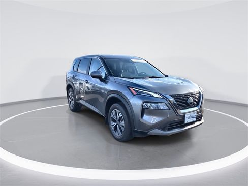 Used 2023 Nissan Rogue SV image 2