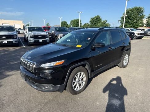 Used 2017 Jeep Cherokee Sport FWD image 3