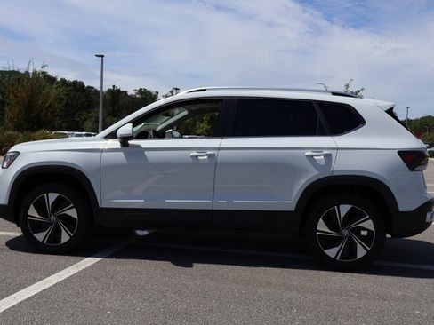 Certified 2025 Volkswagen Taos SE image 4