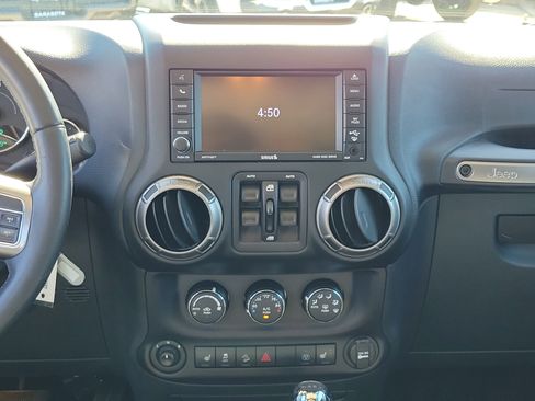 Used 2018 Jeep Wrangler Unlimited Sahara AWD/4WD image 17