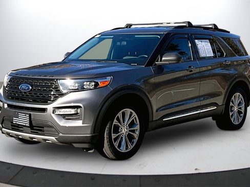 Used 2022 Ford Explorer XLT w/ Equipment Group 202A image 4