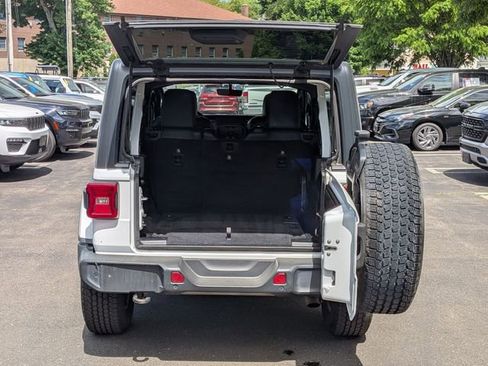 Used 2018 Jeep Wrangler Unlimited Sahara w/ Dual Top Group AWD/4WD image 28