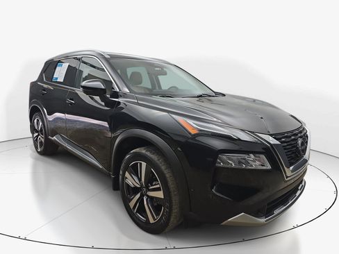 Used 2023 Nissan Rogue Platinum FWD image 2