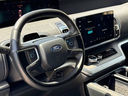 Used 2025 Ford Expedition Platinum AWD/4WD image 19