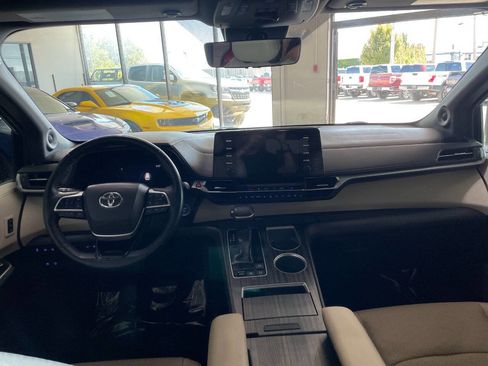 Used 2021 Toyota Sienna Limited image 21