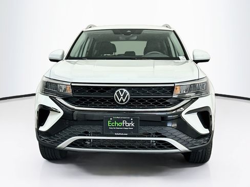 Used 2024 Volkswagen Taos SE AWD/4WD image 2