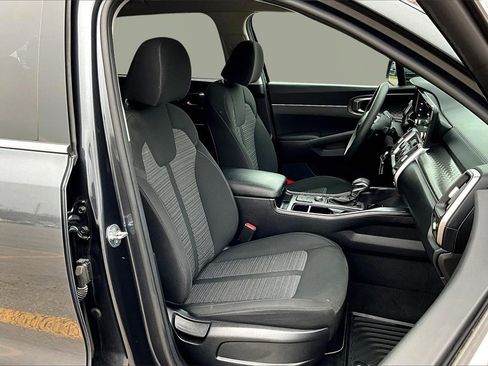 Used 2023 Kia Sorento LX image 7