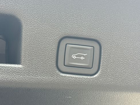 Used 2026 GMC Acadia Elevation w/ Elevation Premium Package FWD image 12
