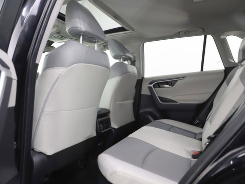 Used 2022 Toyota RAV4 XLE Premium image 19