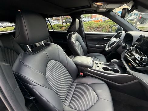 Used 2025 Toyota Highlander XSE AWD/4WD image 40