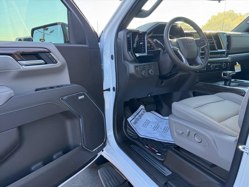 New 2026 Chevrolet Silverado 1500 RST w/ Dark Appearance Package AWD/4WD image 11